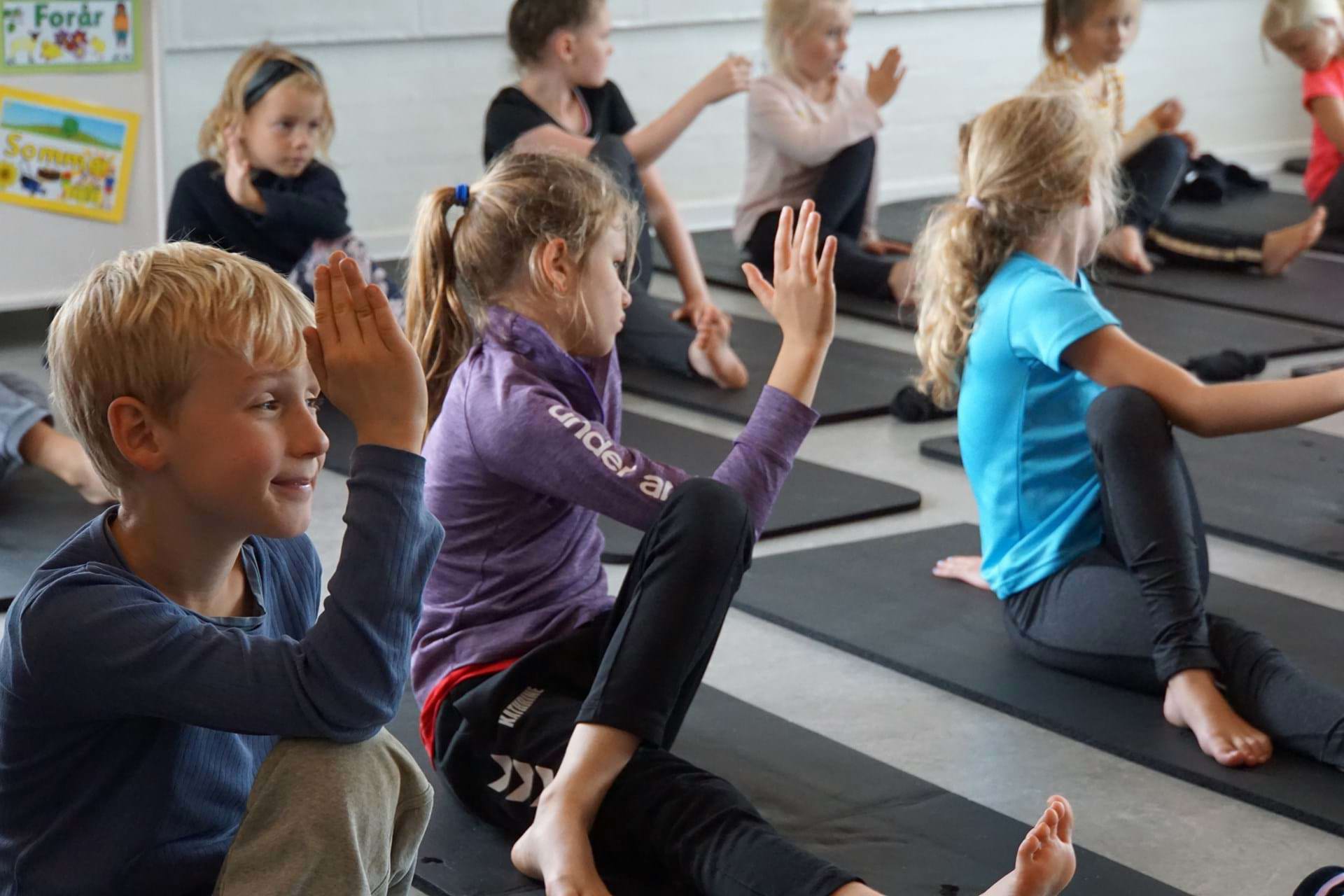 Skolebørn laver yoga indenfor