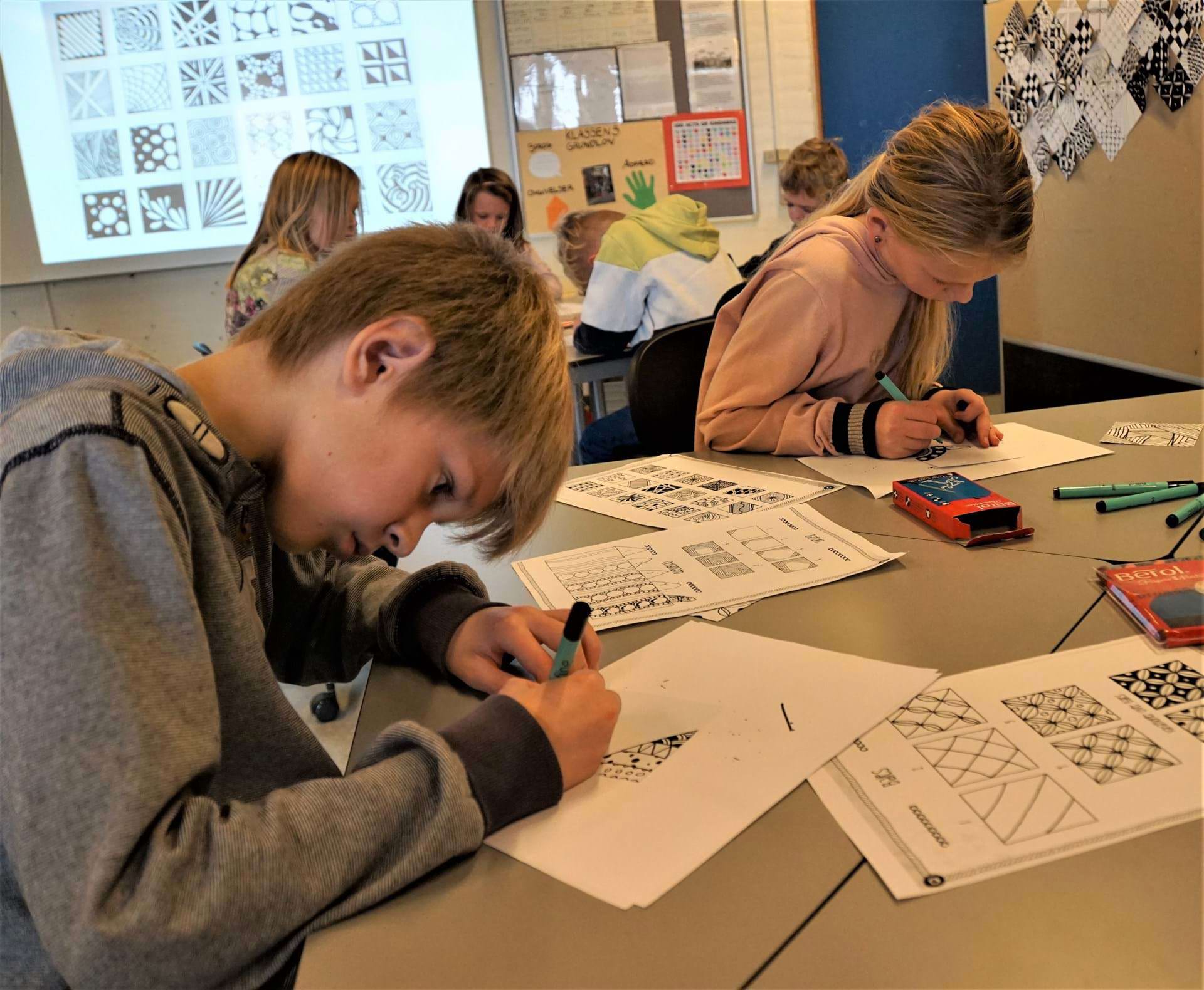 Elever på mellemtrinnet sidder med mønstre