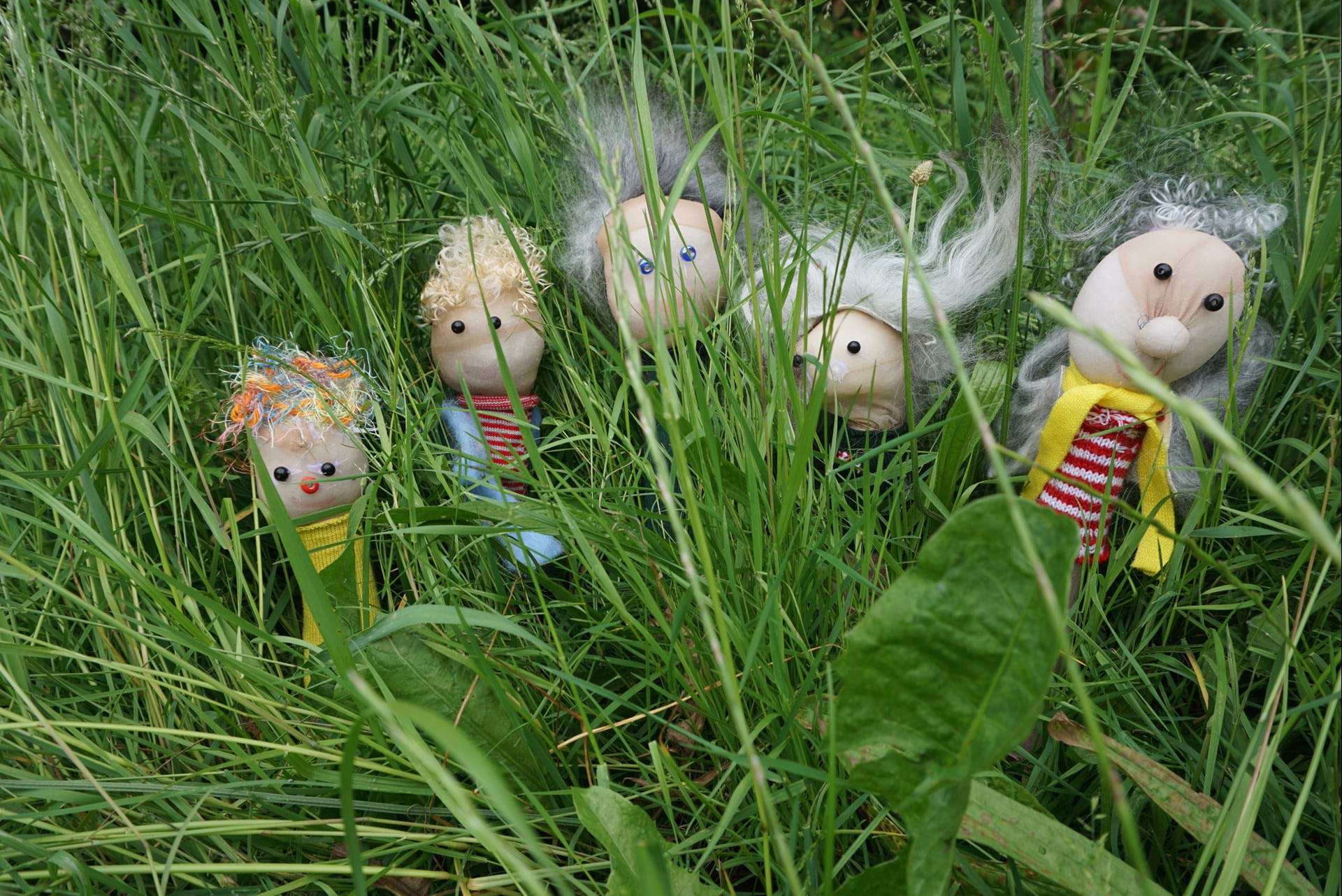 Håndlavede trolde i græsset