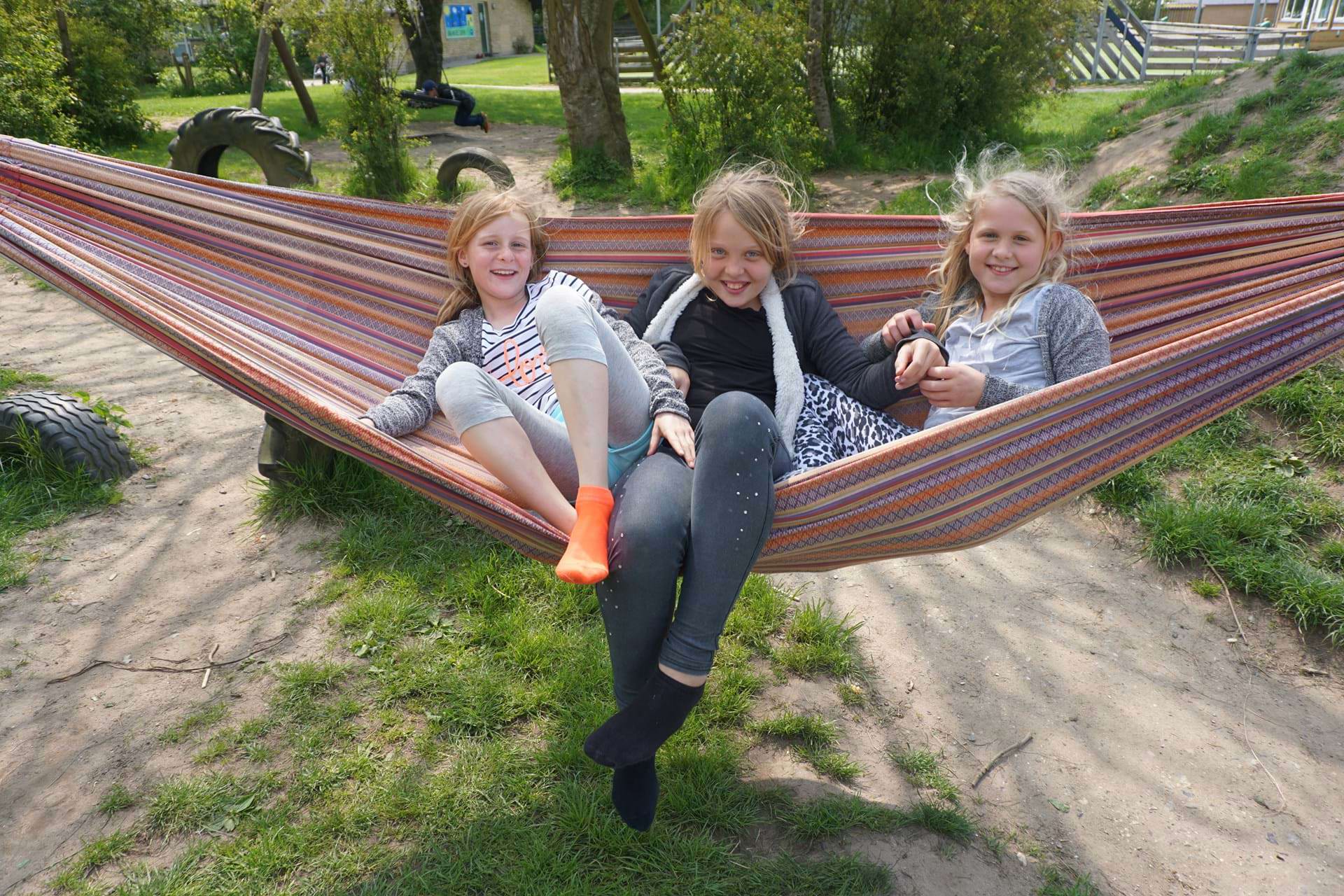 Tre piger i en hængekøje