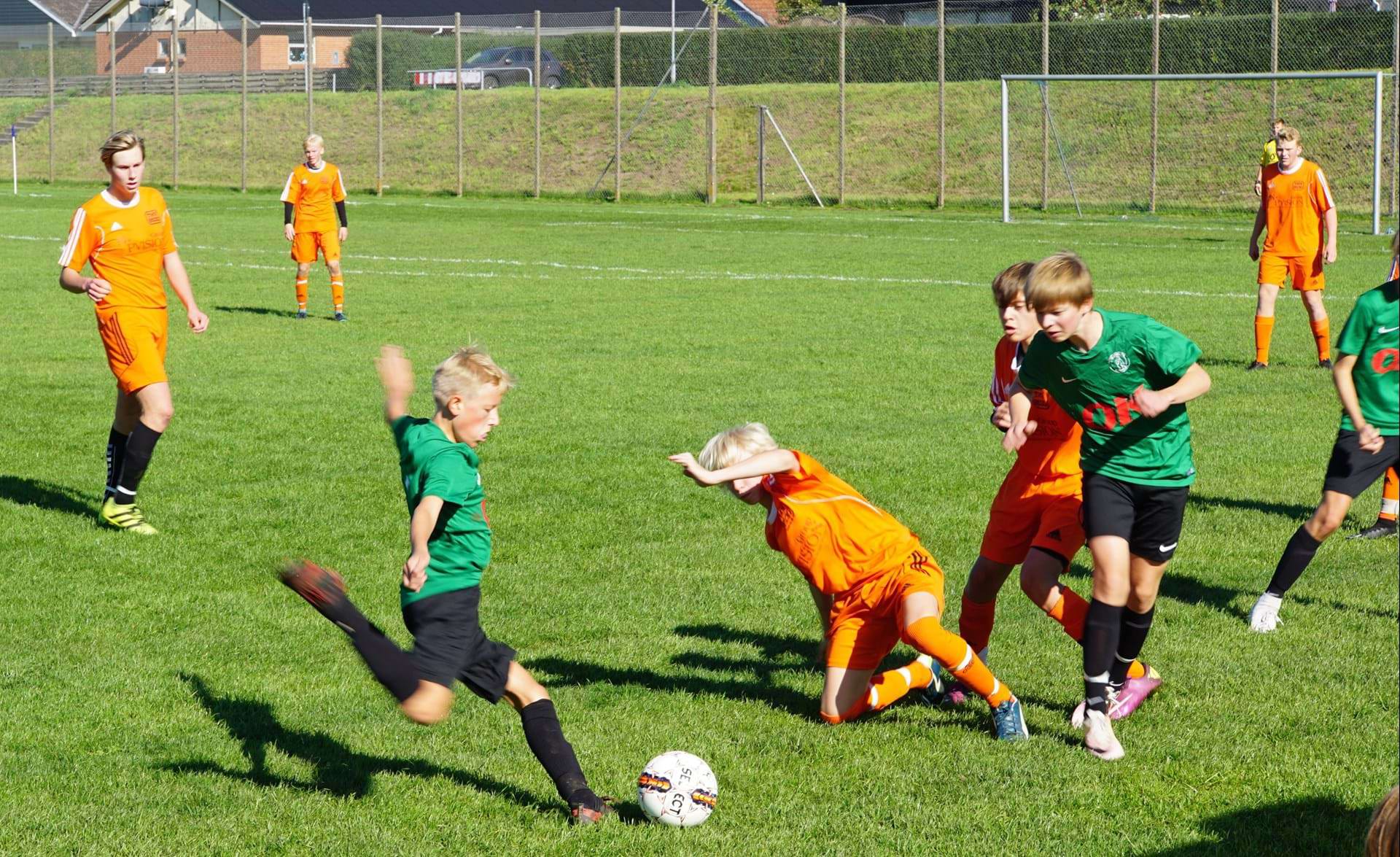 En flok drenge spiller skolefodbold
