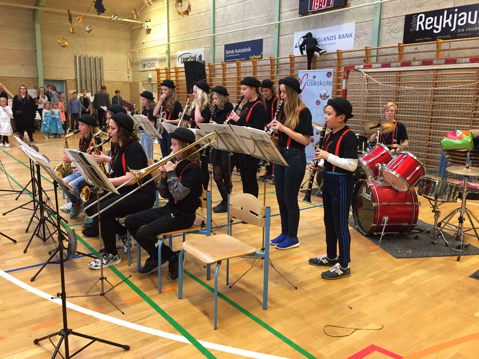 Et ungdomsorkester fra musikskolen spiller i gymnastiksalen